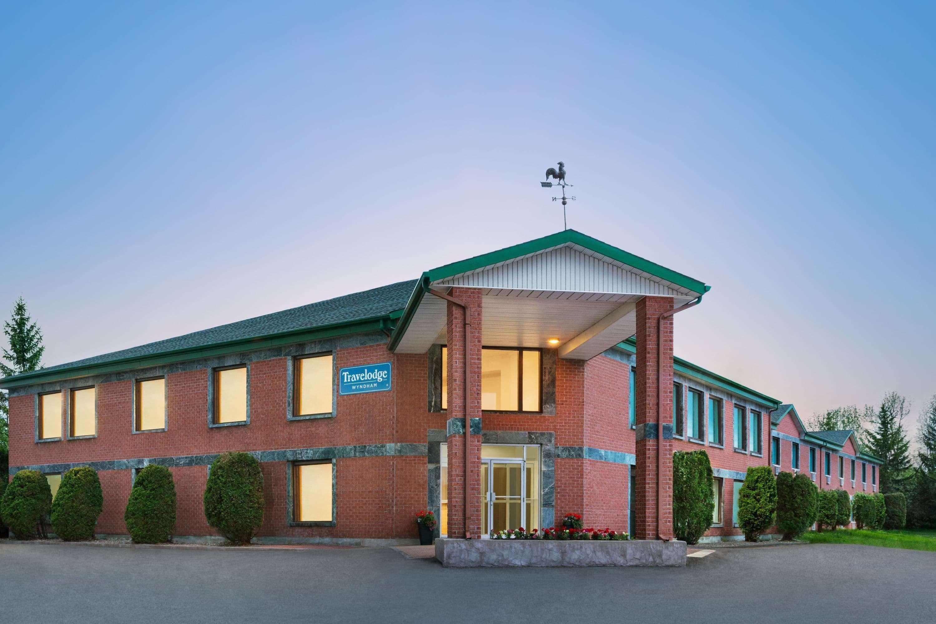 Travelodge By Wyndham Rigaud Exterior foto